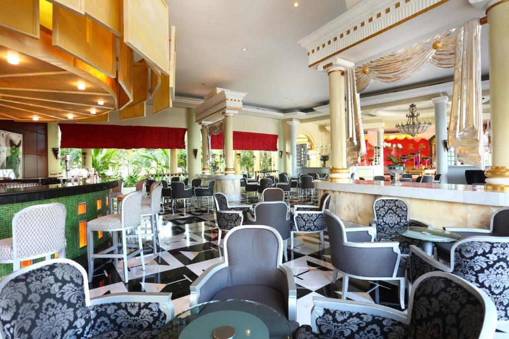 Viesnīcas JOIA Paraiso bārs ar mūsdienīgu interjeru un stilīgām mēbelēm