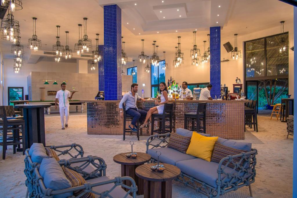 Mūsdienīgs bārs ar elegantām gaismām un mīkstiem dīvāniem, kur viesi bauda dzērienus. Interjers ir stilīgs ar zilu akcentu un patīkamu atmosfēru.