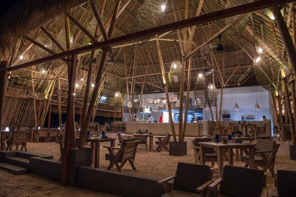 Moderns restorāns ar vaļēju bambusa konstrukciju un siltu apgaismojumu, kas rada patīkamu atmosfēru. Telpā ir koka galdi un krēsli, kā arī atvērta virtuve ar šefpavāriem.