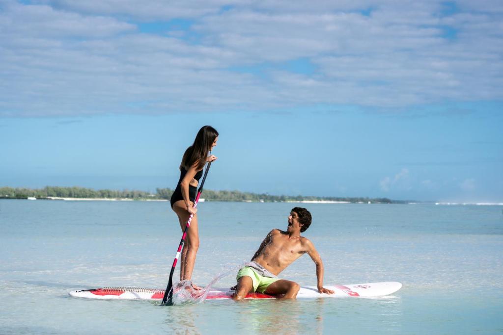 Jauni pāri izbauda sup dēlošanu pie SALT of Palmar