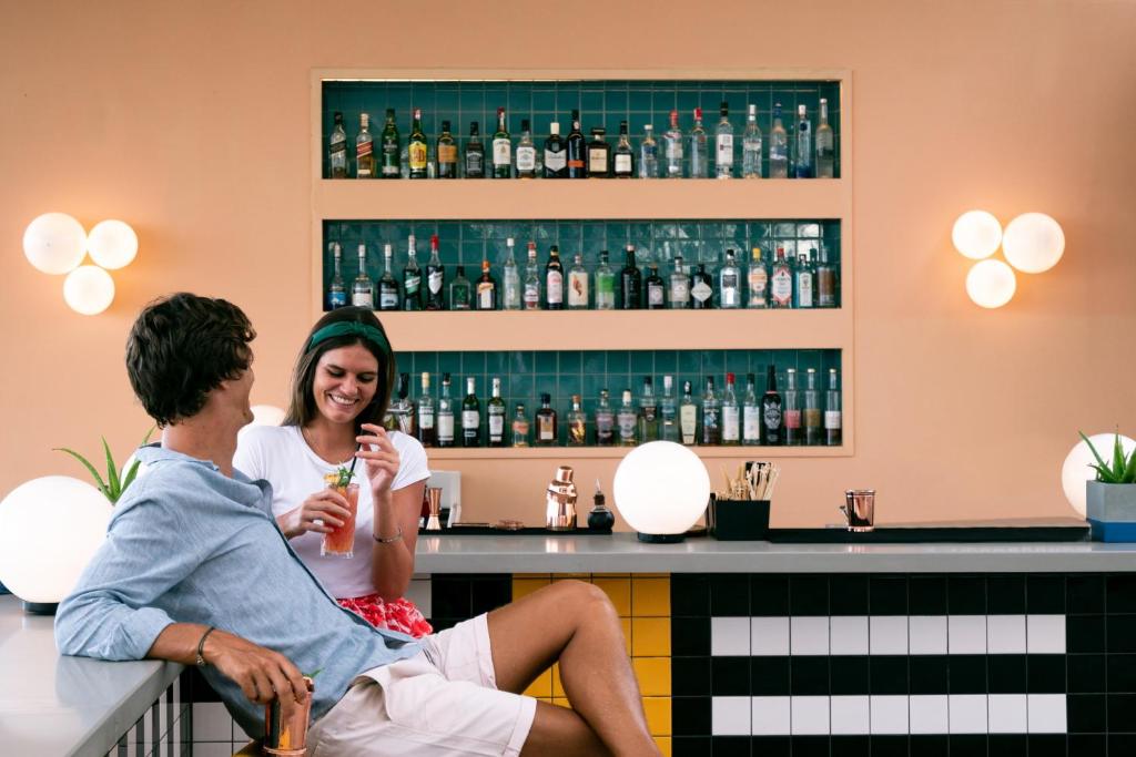 Pāris izbauda kokteiļus pie bāra SALT of Palmar.