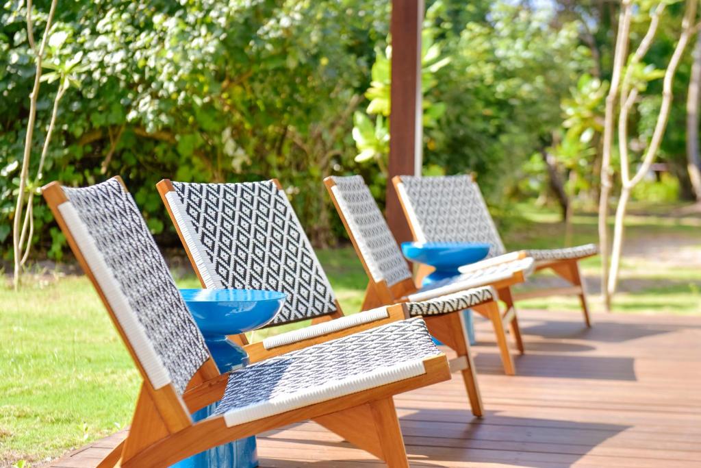 Mūsdienīgi krēsli ar ģeometrisku rakstu ārā, blakus zilo trauku, zaļajā vidē. Ideāla vieta relaksācijai un atpūtai.