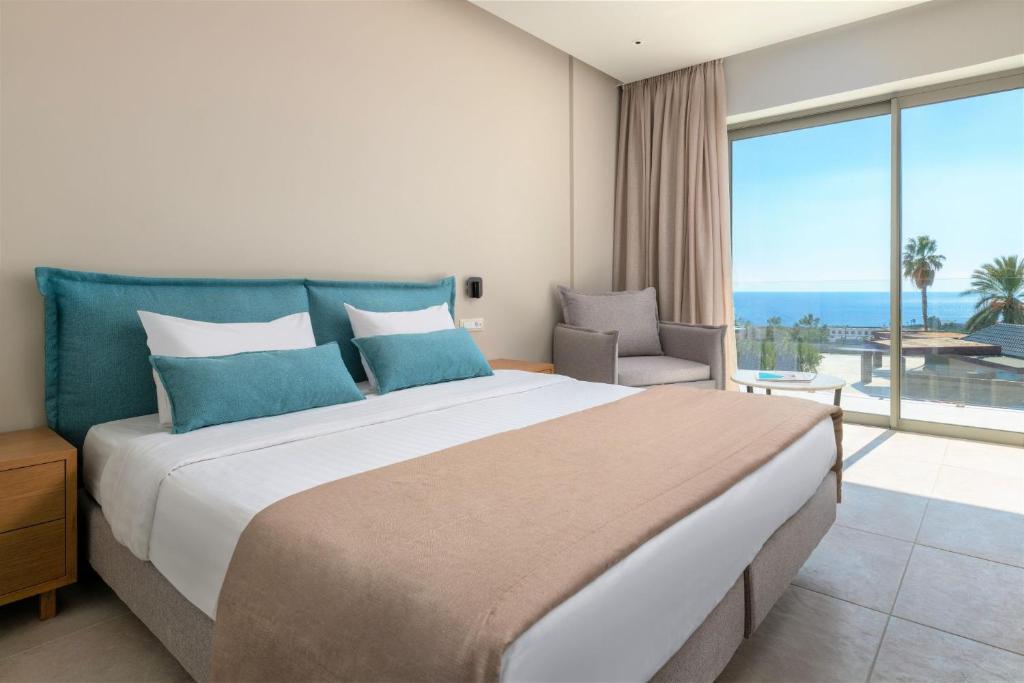 Mūsdienīgs numurs ar skatu uz jūru viesnīcā Princess Sun Hotel.