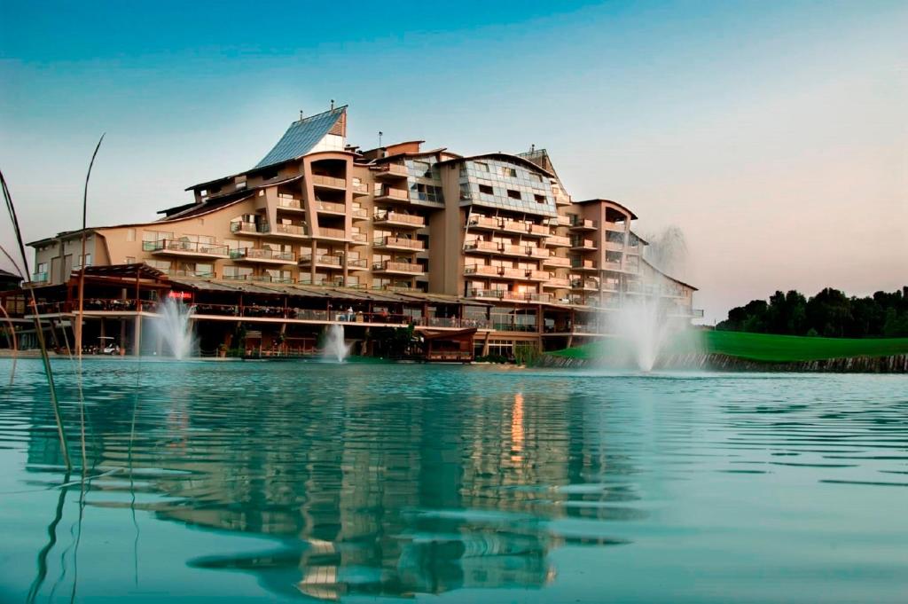 Sueno Hotels Golf Belek viesnīca pie ezera ar strūklakām