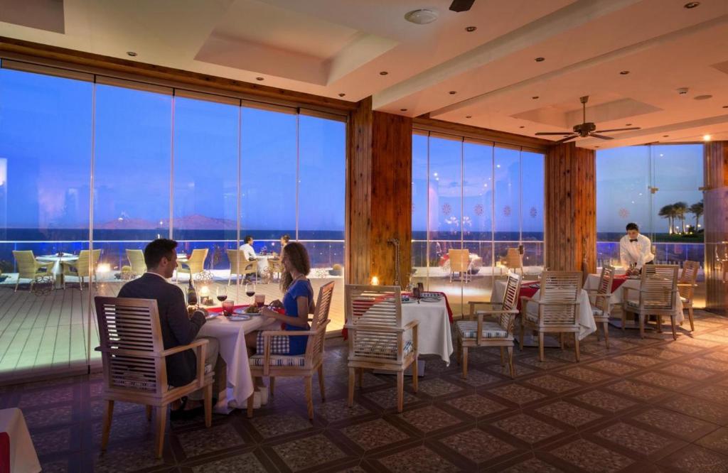 Romantiska vakariņas pie Sunrise Arabian Beach Resort, ar skatu uz jūru.