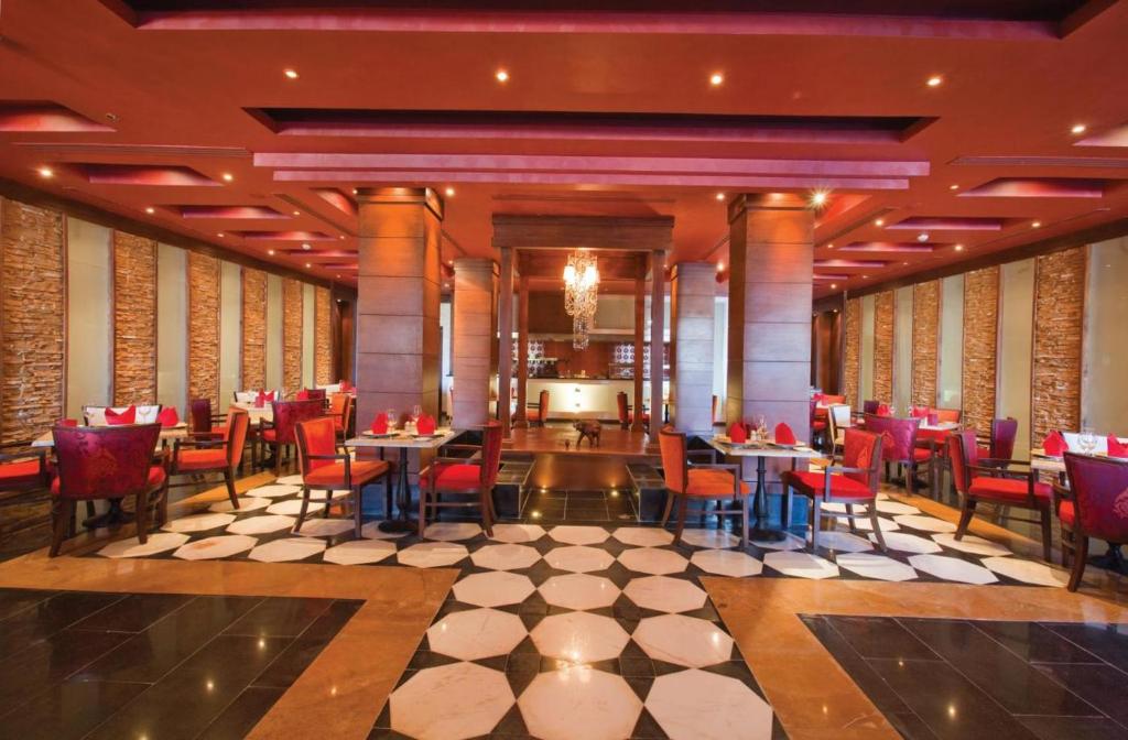 Eleganta restorāna iekārtojums Sunrise Arabian Beach Resort, sarkanās krāsas akcenti.