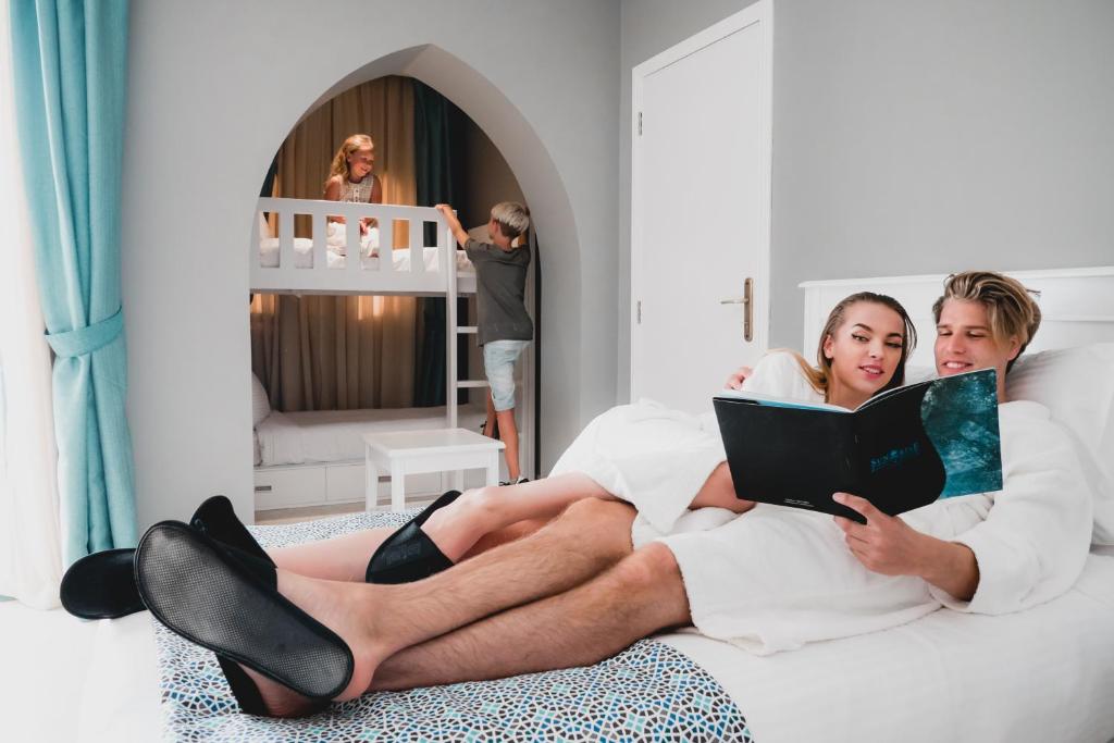 Ģimene izbauda kopā pavadītu laiku Sunrise Garden Beach Resort numurā.