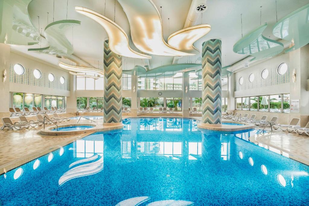 Iekštelpu baseins ar modernu dizainu Titanic Deluxe Lara