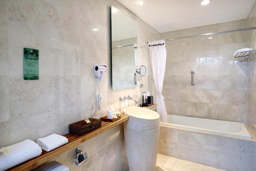 Mūsdienīgs vannas istabas interjers viesnīcā Legian Beach ar akmens izlietni.