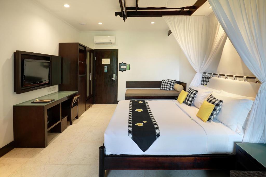 Mūsdienīgs numurs viesnīcā Legian Beach ar plašu gultu un elegantu interjeru.