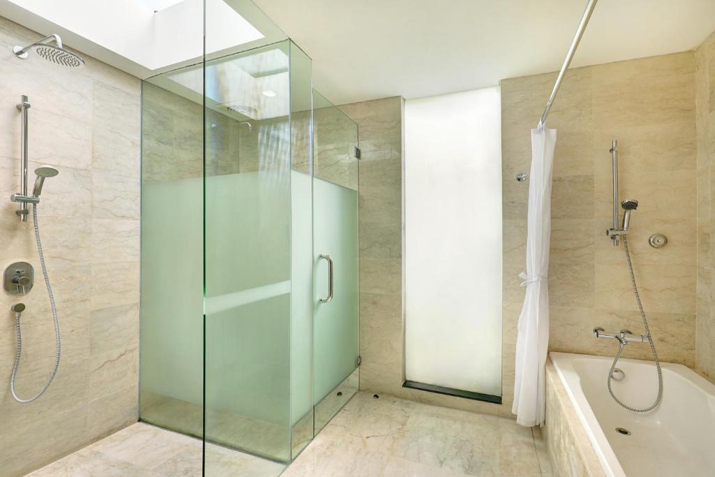 Mūsdienīga vannas istaba ar stikla dušu hotel Legian Beach