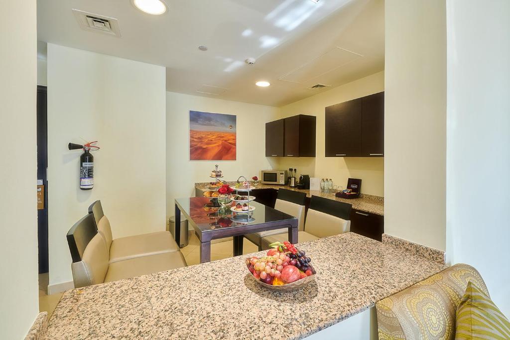 Virtuves zona ar galdu un augļiem Bahi Ajman Palace viesnīcā.