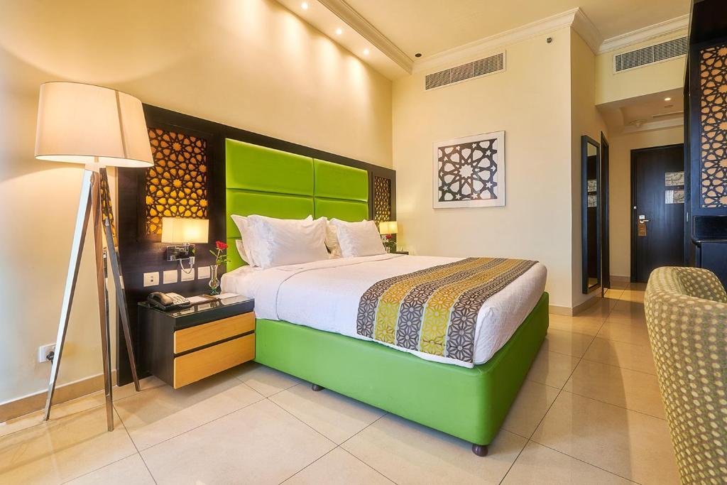 Mūsdienīgs numurs ar zaļiem akcentiem Bahi Ajman Palace viesnīcā.