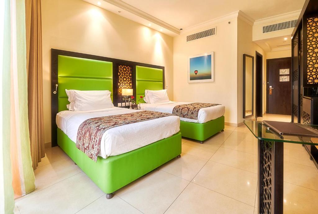 Numurs ar divām gultām un modernu dizainu Bahi Ajman Palace