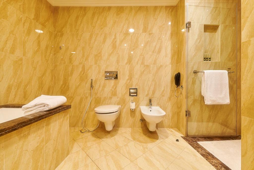 Mūsdienīgs vannas istabas interjers Bahi Ajman Palace viesnīcā