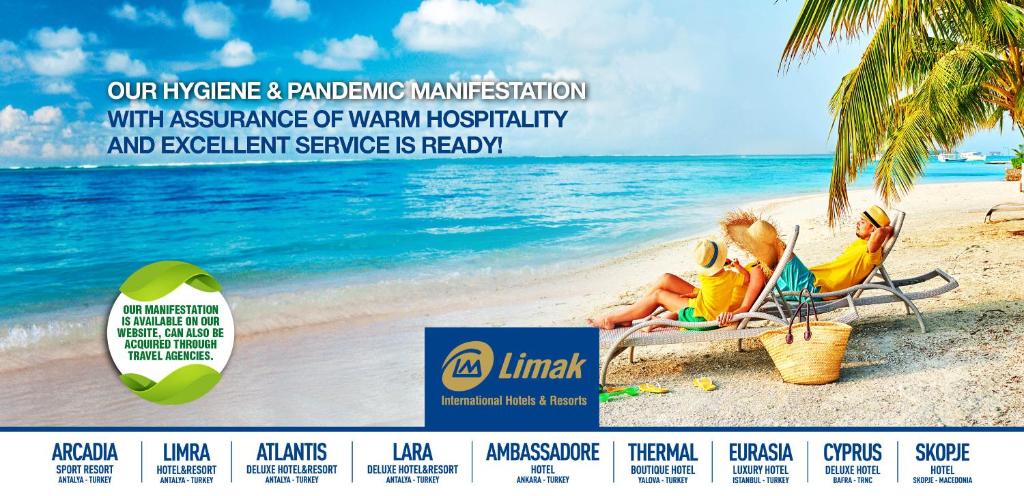 Limak Arcadia Sport Resort viesnīca piekrastē ar viesiem saulē.