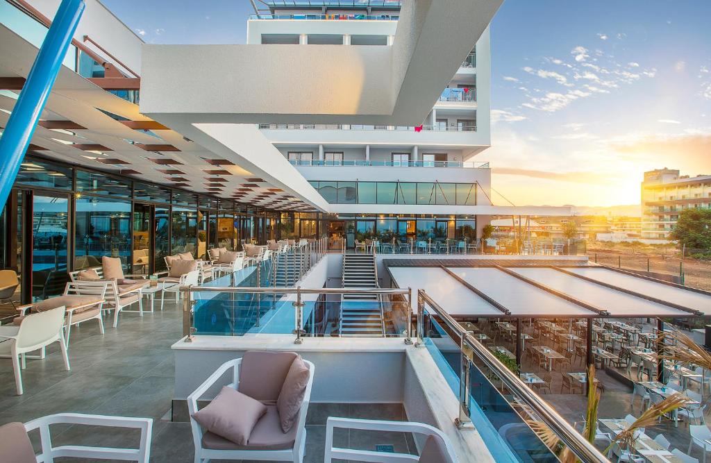 Numa Bay Exclusive Hotel terase ar baseinu un saulrietu