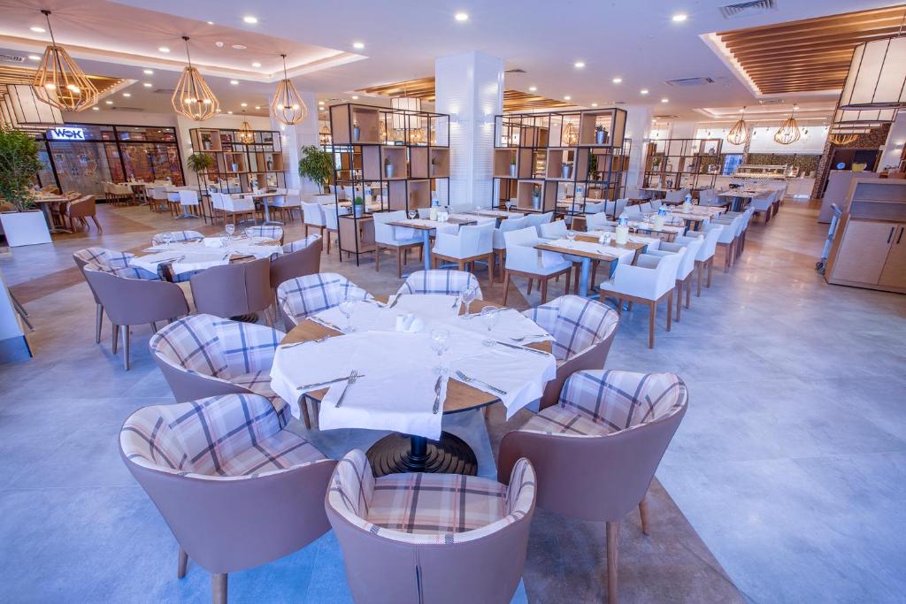 Moderns restorāns Numa Bay Exclusive Hotel ar elegantiem galdiem un krēsliem.