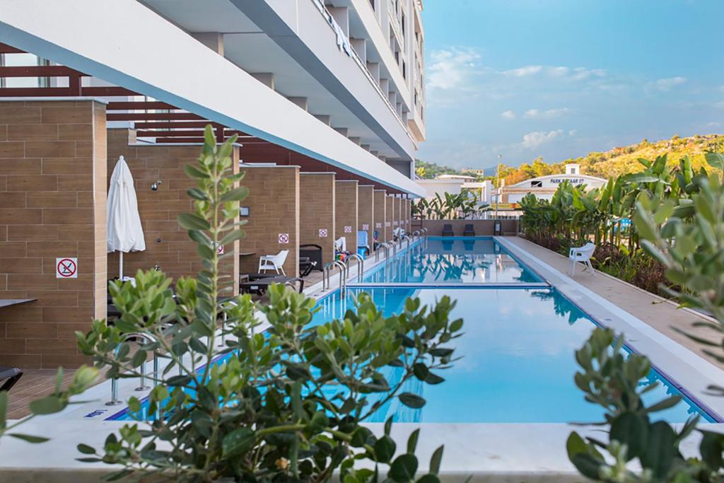 Numa Bay Exclusive Hotel baseins ar saulessargiem un augiem