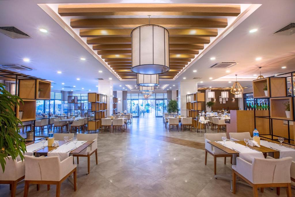 Moderns restorāns Numa Bay Exclusive Hotel ar elegantu interjeru