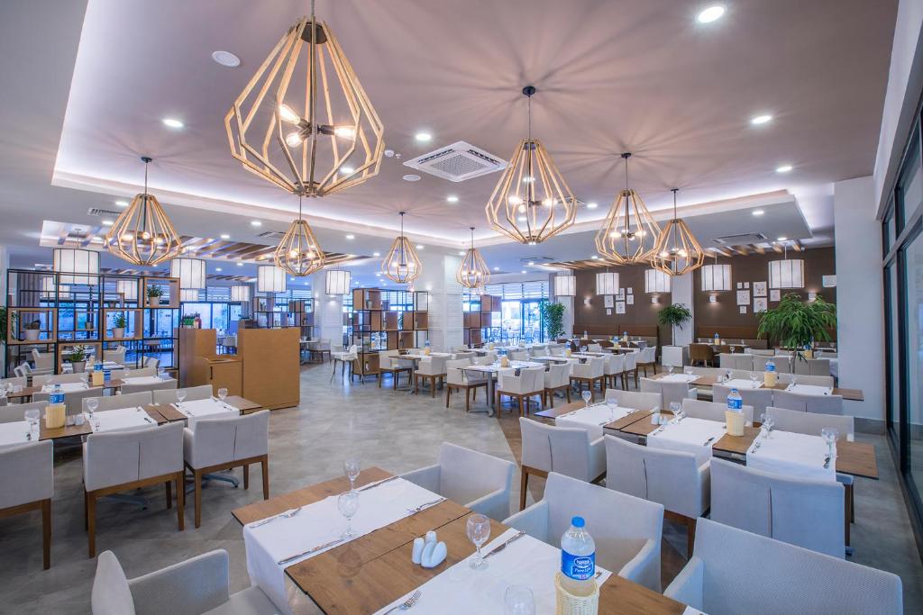 Moderns restorāns ar elegantiem gaismas ķermeņiem Numa Bay Exclusive Hotel.