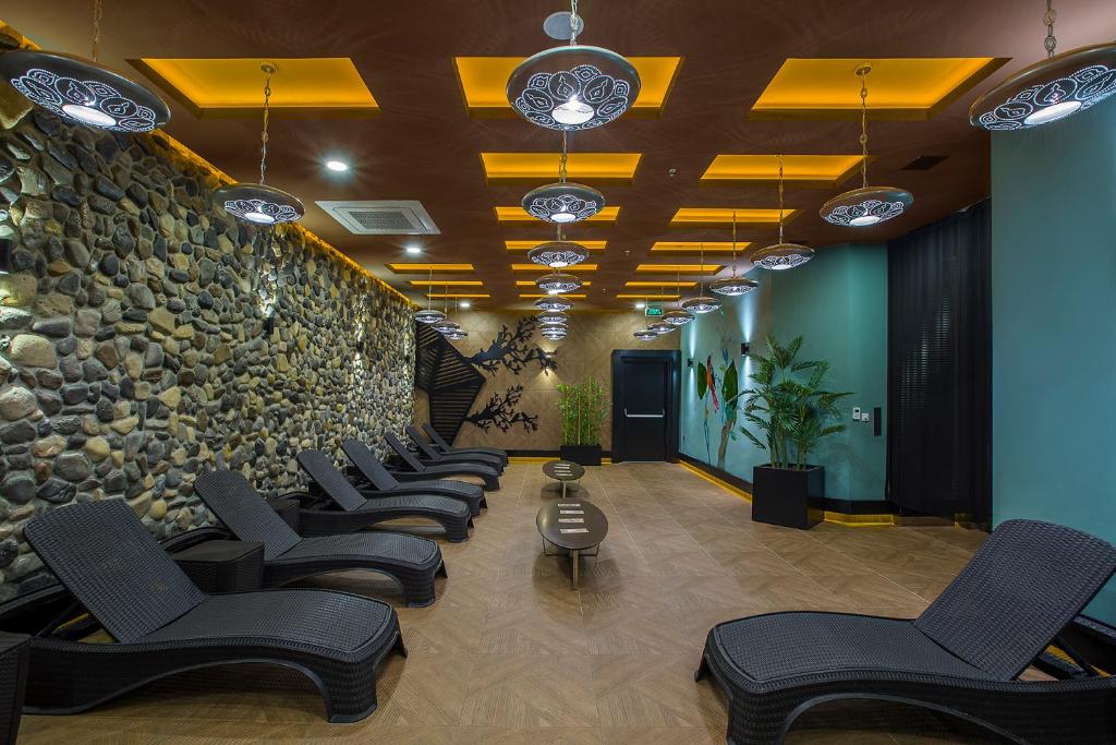 Relaksācijas zona Numa Bay Exclusive Hotel ar komfortablām šūpuļkrēslām.