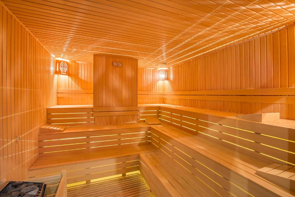 Sauna Numa Bay Exclusive Hotel ar koka interjeru un relaksējošu atmosfēru.
