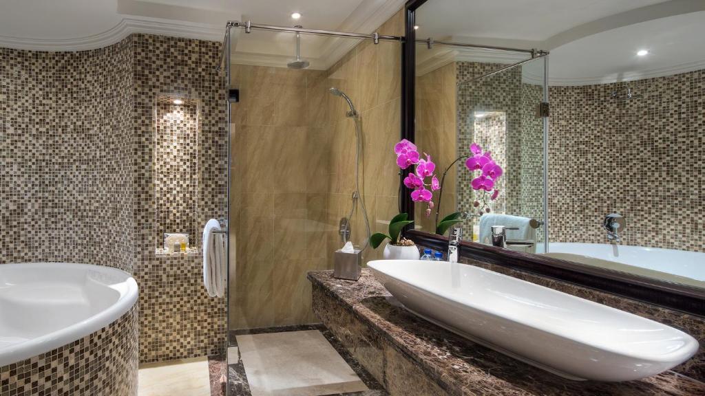 Mūsdienīga vannas istaba Bahi Ajman Palace ar elegantu dizainu un rozēm.