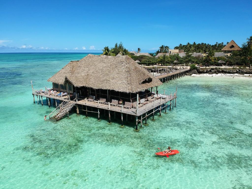 Reef & Beach Resort bungalovs piekrastē ar skatu uz tirkīzzilu okeānu