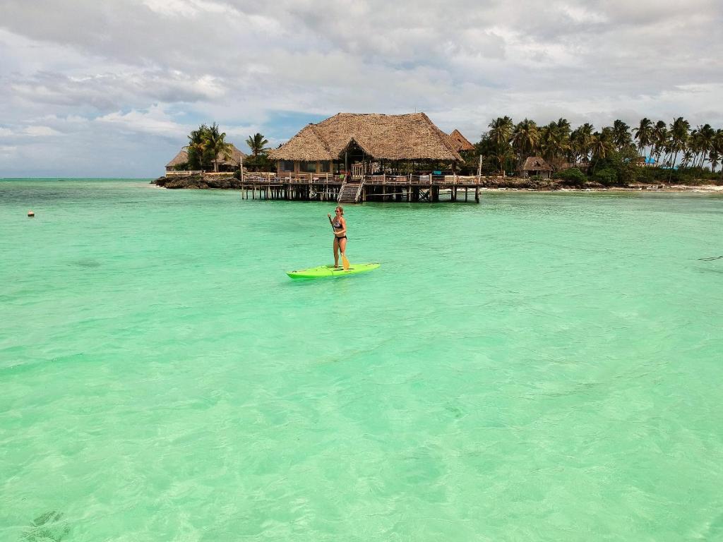 Reef & Beach Resort piekrastē ar SUP airētāju