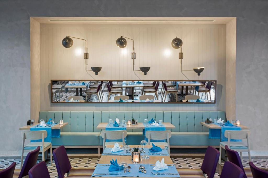 Mūsdienīgs restorāns Acanthus & Cennet Barut Collection ar elegantu apgaismojumu.