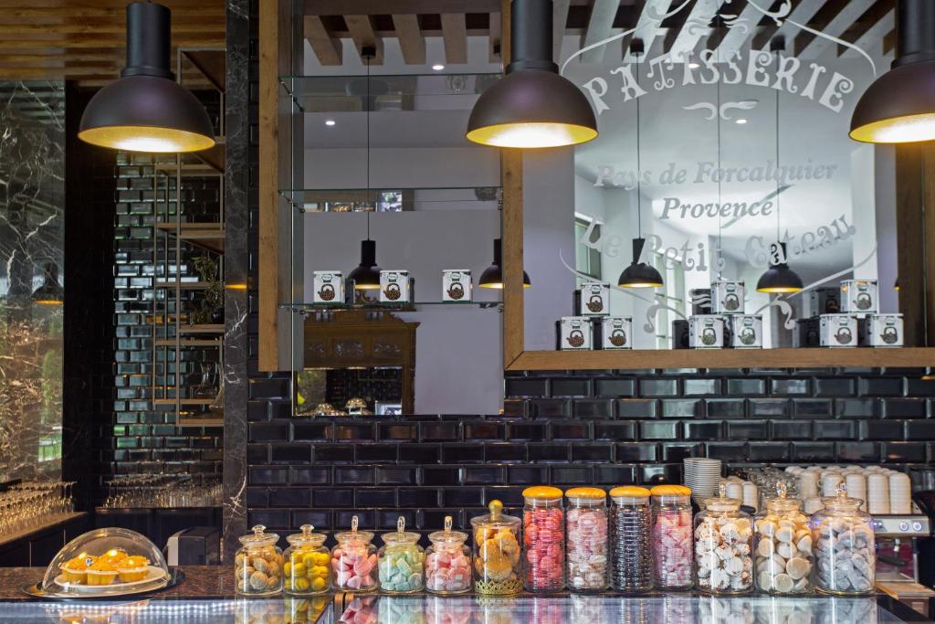 Konditorejas stends ar saldumiem un gardumiem Acanthus & Cennet Barut Collection