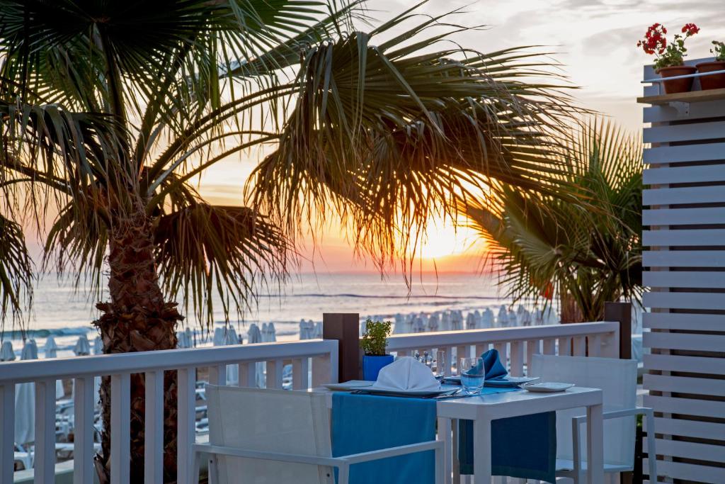 Romantisks skats uz saulrietu no Acanthus & Cennet Barut Collection terases.