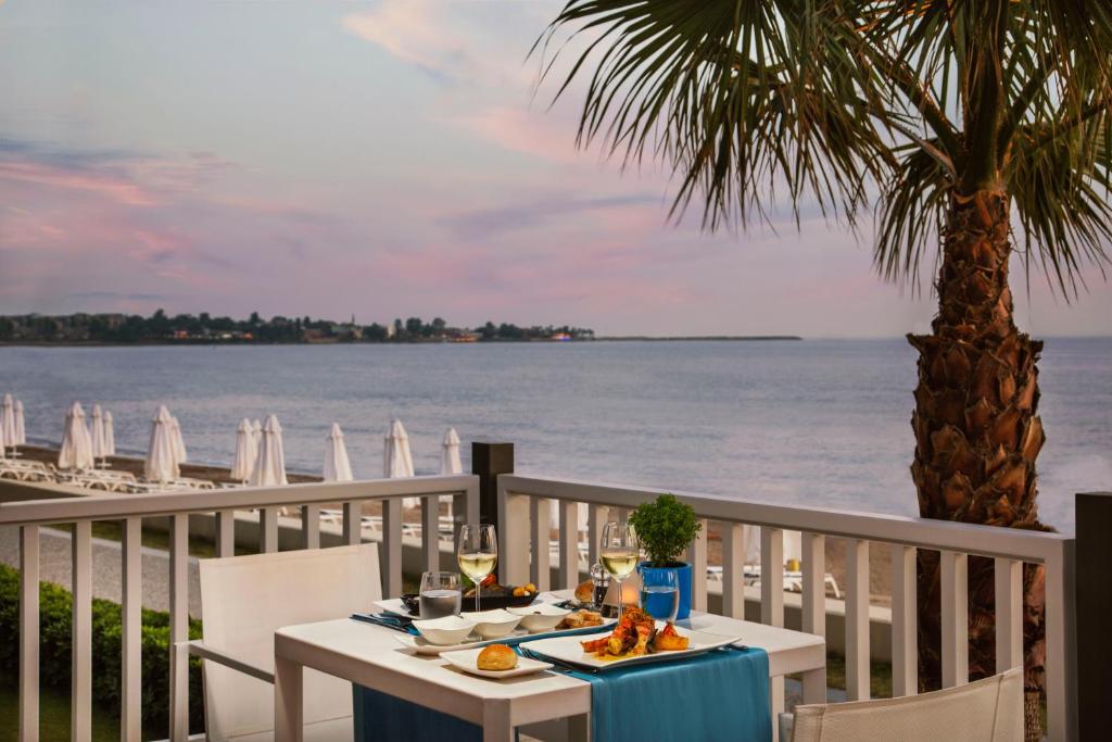 Romantiska vakariņas pie jūras Acanthus & Cennet Barut Collection