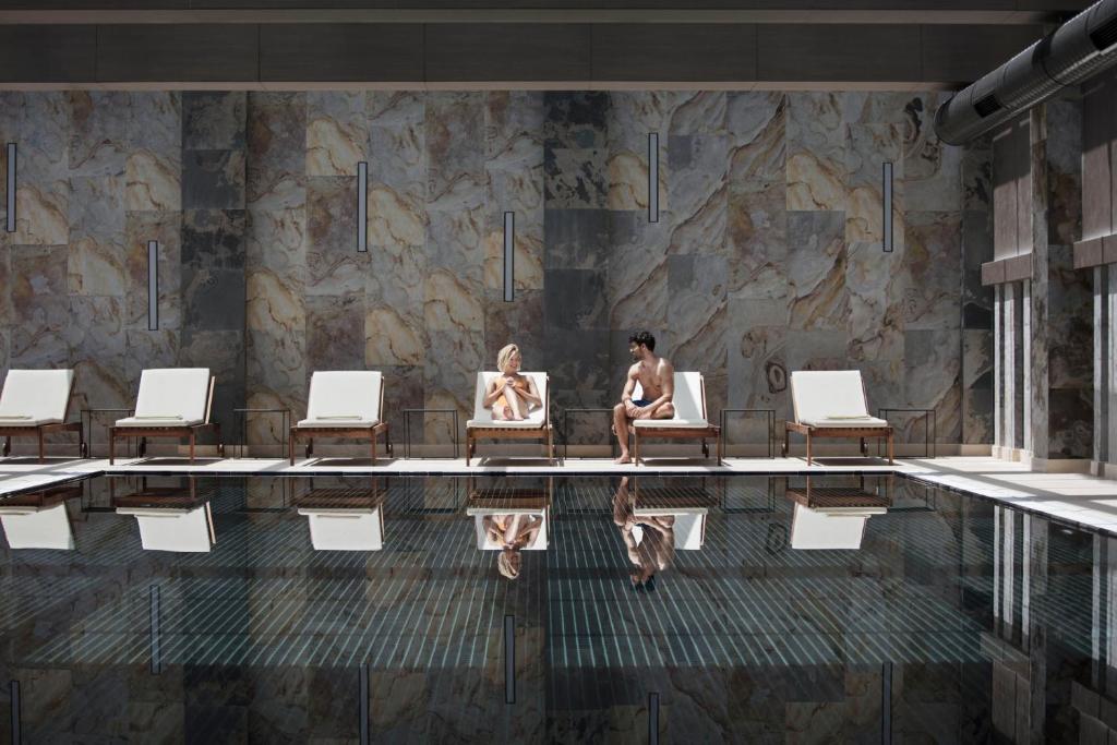 Relaksācijas zona pie baseina Acanthus & Cennet Barut Collection