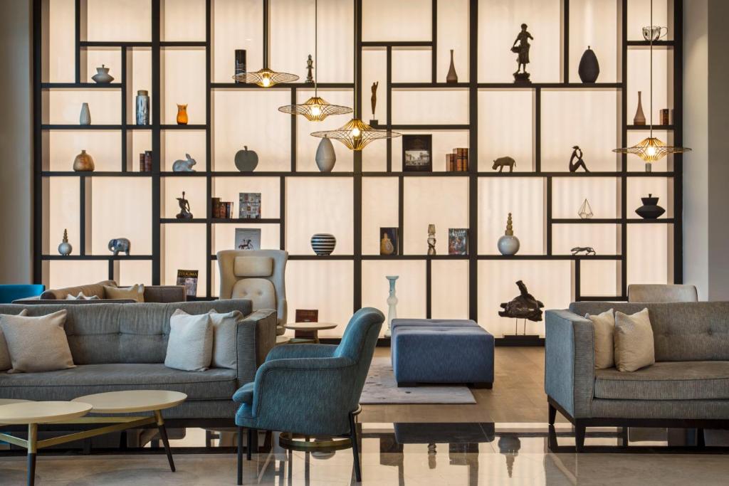 Mūsdienīgs viesnīcas Acanthus & Cennet Barut Collection viesu uzņemšanas zonas interjers ar dekoratīvām detaļām.