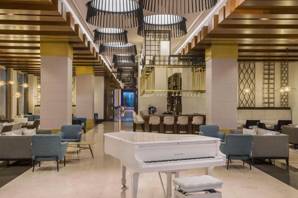 Mūzikas stūrītis Acanthus & Cennet Barut Collection viesnīcas elegantajā vestibilā.