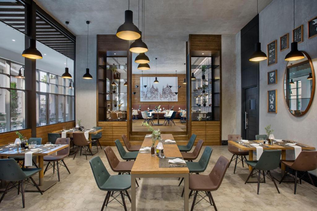 Mūsdienīgs restorāns ar elegantiem galdiem Acanthus & Cennet Barut Collection