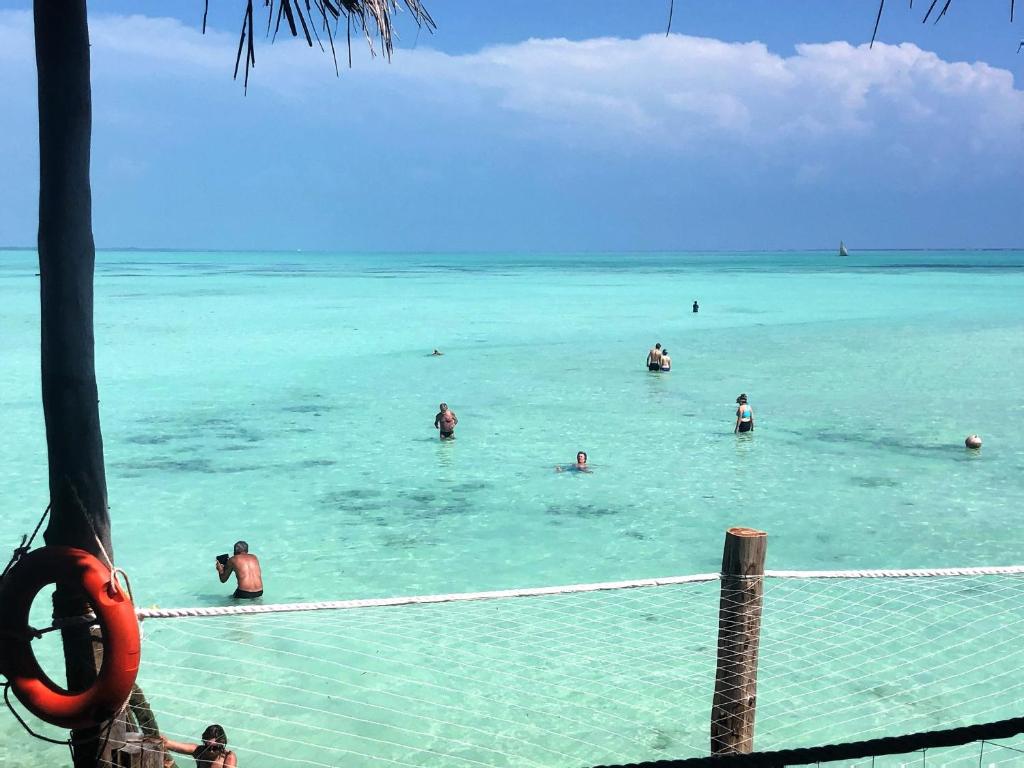 Viesi bauda peldēšanos pie Reef & Beach Resort piekrastē.