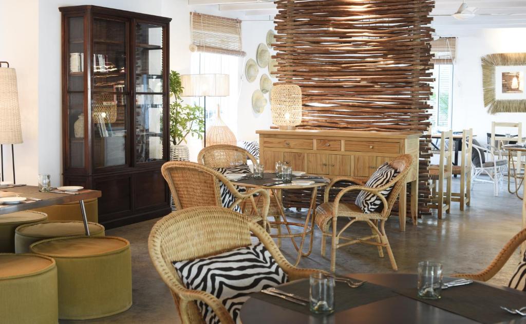 Veranda Tamarin Hotel & Spa restorāns ar mūsdienīgu interjeru un ērtām mēbelēm.