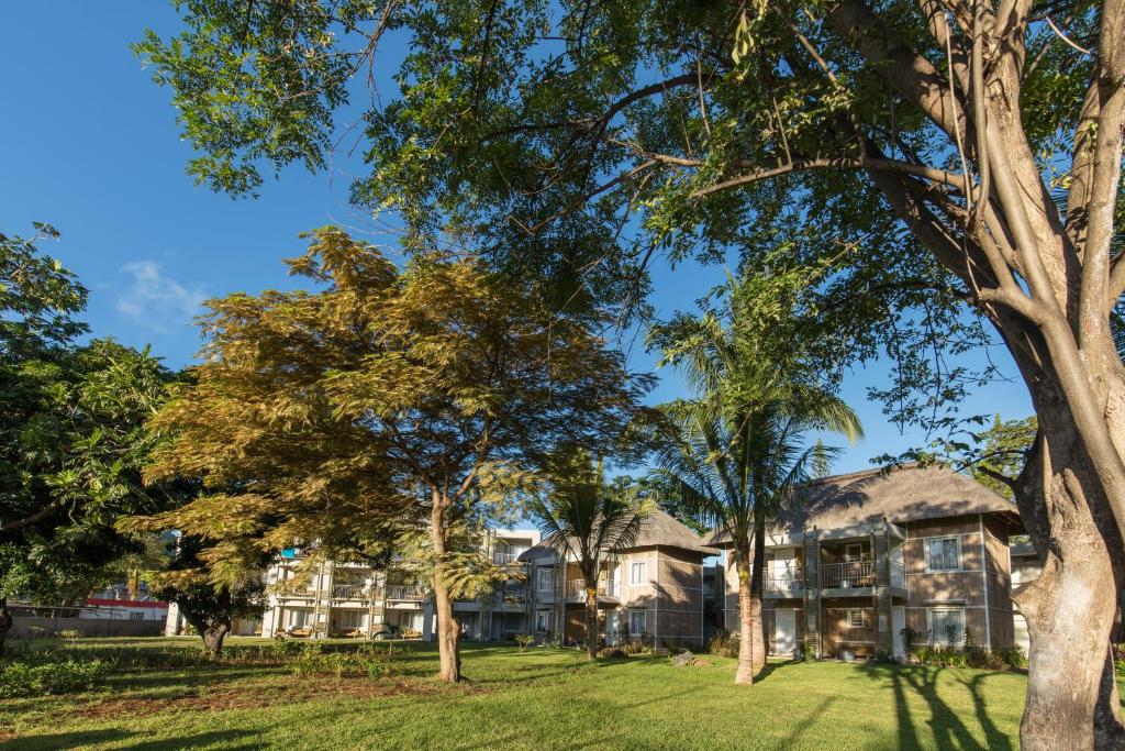 Veranda Tamarin Hotel & Spa viesnīca starp zaļām palmām un kokiem