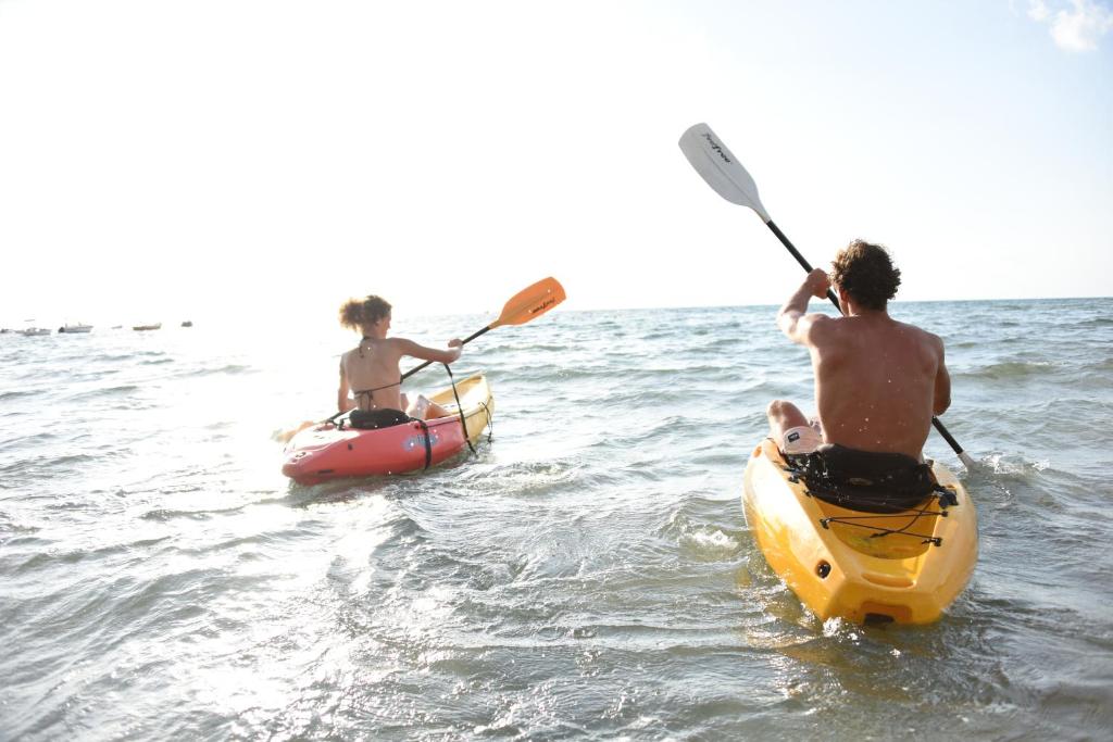 Cilvēki, kas kajakā izbauda laiku pie Veranda Tamarin Hotel & Spa.