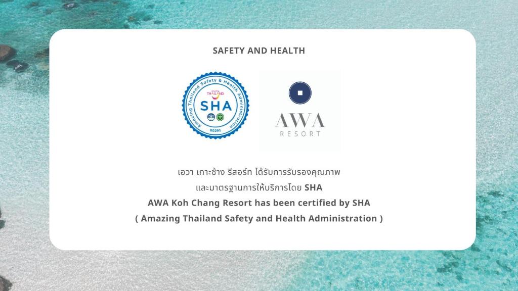 AWA Koh Chang Resort ir sertificēts Amazing Thailand Safety and Health Administration (SHA), nodrošinot drošības un veselības standartus. Attēlā redzama pludmales ainava ar relaksējošu atmosfēru.