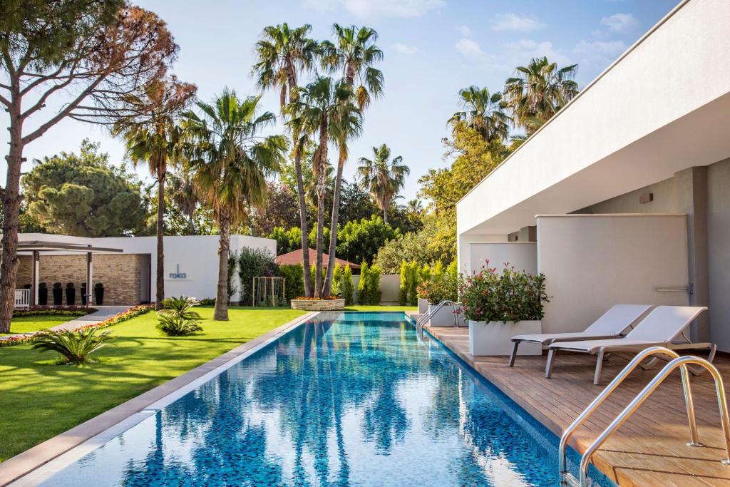 Acanthus & Cennet Barut Collection viesnīcas baseins ar palmām un saulessargiem