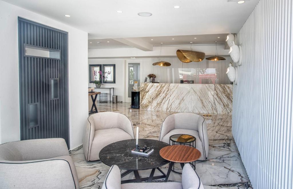 Mūsdienīgs viesnīcas reģistratūras interjers ar marmora grīdu, elegantām gaismām un komfortablām sēdvietām. Šī telpa ir paredzēta relaksācijai un stilīgai uzņemšanai.