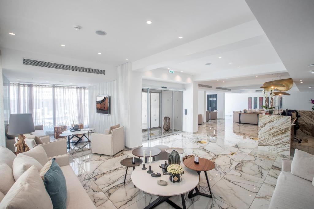 Mūsdienīgs viesnīcas interjers ar elegantiem mēbeļu elementiem un marmora grīdām, kas rada greznu un viesmīlīgu atmosfēru. Gaismas un plašuma sajūta pastiprina telpas komfortu.