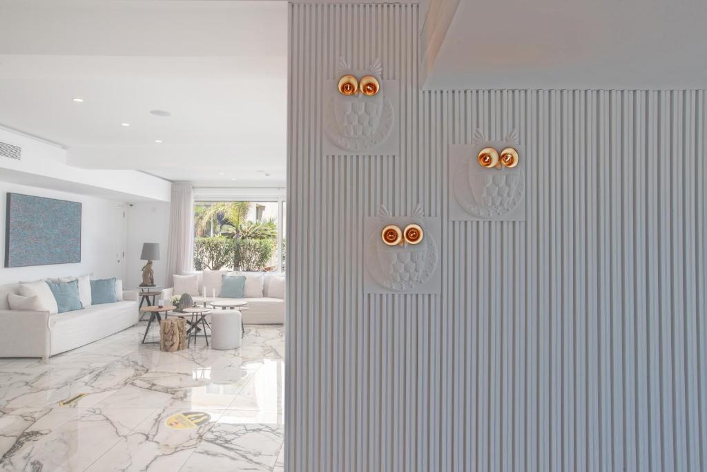 Skaisti iekārtots dzīvojamais numurs ar mūsdienīgu interjeru un trīs stilizētām pūču lampām uz sienas. Gaisma un plašums rada mājīgu atmosfēru.