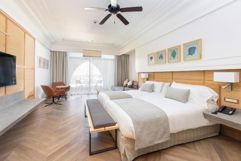 Mūsdienīgs viesnīcas numurs ar divām gultām, elegantu interjeru un lieliem logiem, kas nodrošina dabisko apgaismojumu. Numurā ir televizors, rakstāmgalds un komfortabla sēdvieta.