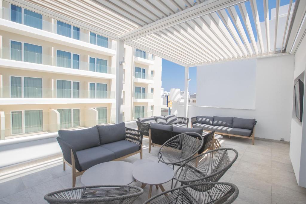 Mūsdienīgs terases interjers ar ērtām mēbelēm un saulainu skatu, ideāls atpūtai. Koka un metāla elementi rada elegantu atmosfēru.