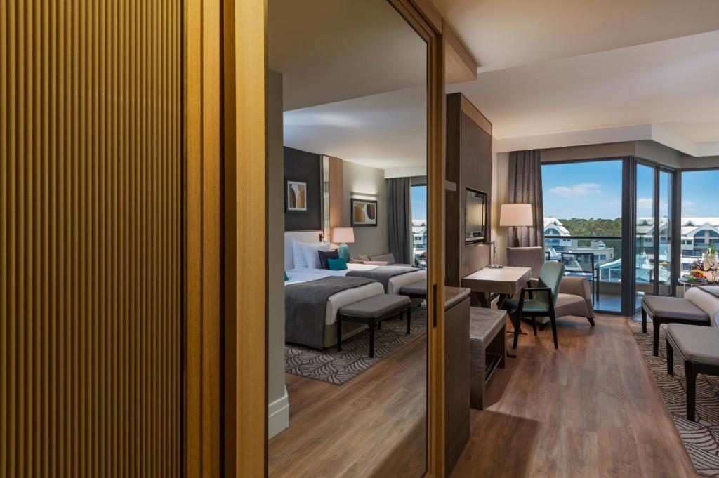 Numurs pie Susesi Luxury Resort ar modernu interjeru un skatu uz dabu.